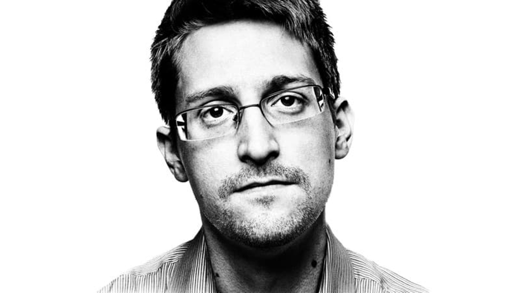 Imagem do post com o título: Permanent Record - autobiografia de Edward Snowden