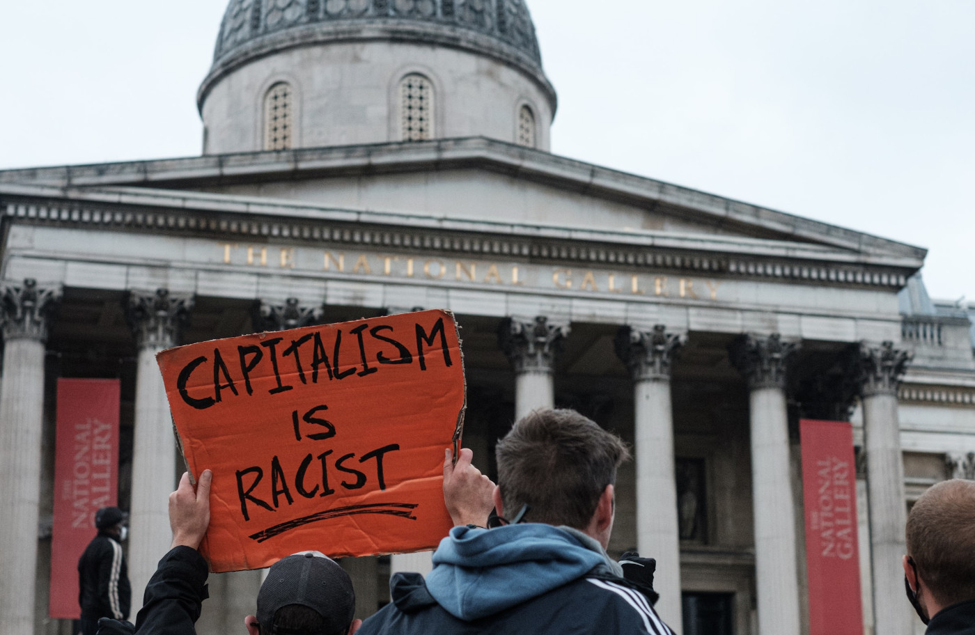 Imagem do post com o título: O capitalismo é racista por natureza?